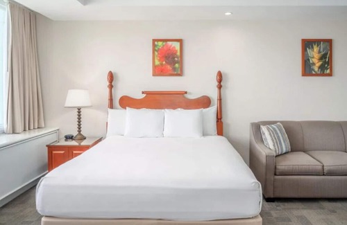 Kahului Hotel | Ultimate Couple's Escape! Modern Ocean Front Room | Dining Option + Pool