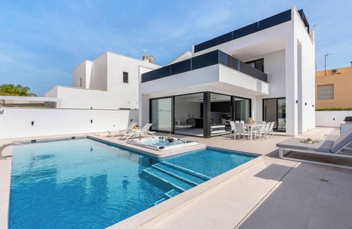 Santiago de la Ribera Villa | Ultimate Enjoyment: Luxury 8-person Villa with Jacuzzi, Pool & Beach within Walking Distance!