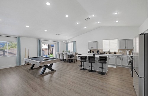 Paradise Hills House | Ultimate Family Getaway! Salt Water Pool Spa Arcade