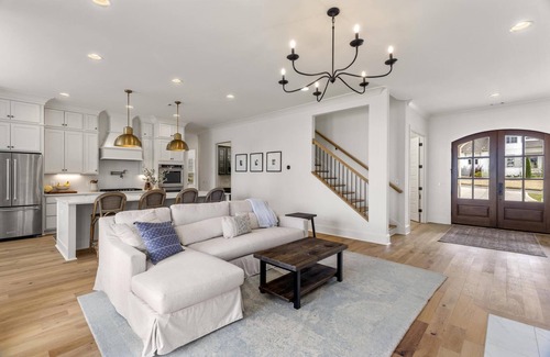 Auburn House | Ultimate Game Day House! Outdoor Grill 🍔 65” Smart Tv 🐅 King Suite 🚲 Peloton