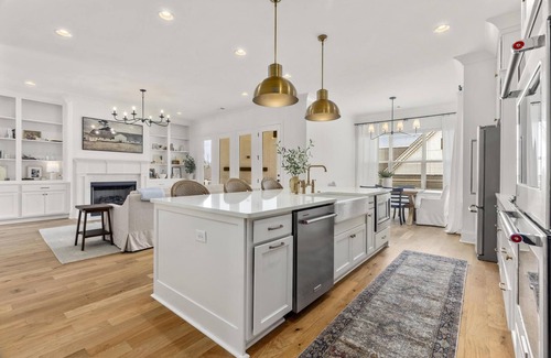 Auburn House | Ultimate Game Day House! Outdoor Grill 🍔 65” Smart Tv 🐅 King Suite 🚲 Peloton