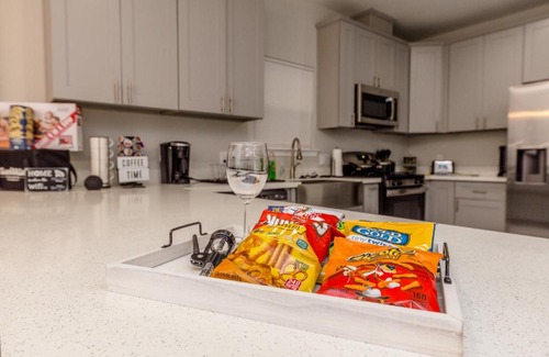 Southeast Houston Villa | Ultimate Getaway-Pool-Games-Hookah-Downtown Htx