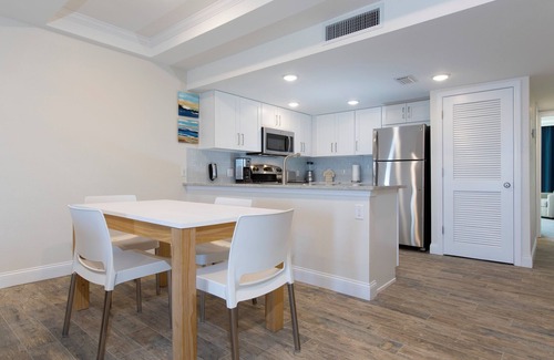 Indian Shores Hotel | Ultimate Getaway! 2 Serene Units w/Kitchens, Beach, Golf