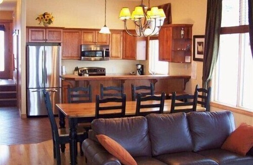 East Kootenay House | Ultimate KAR Slope-Side Stay Ski-In/Out Hot Tub Stunning Mountain Views