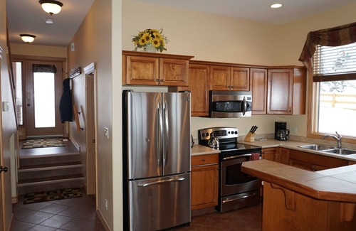 East Kootenay House | Ultimate KAR Slope-Side Stay Ski-In/Out Hot Tub Stunning Mountain Views