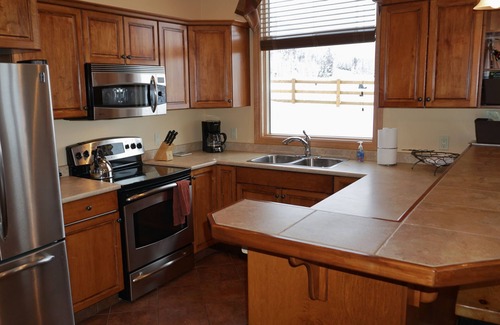 East Kootenay House | Ultimate KAR Slope-Side Stay Ski-In/Out Hot Tub Stunning Mountain Views