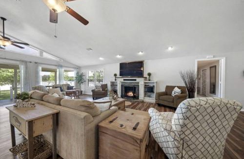 Milledgeville House | Ultimate Lakefront Cabin with Outdoor Pool in Georgia