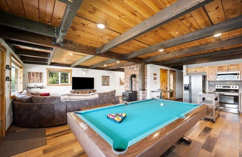 Coeur d'Alene House | Ultimate Laketown Retreat with Hot Tub!