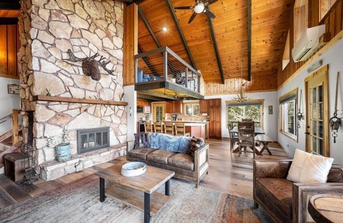 Coeur d'Alene House | Ultimate Laketown Retreat with Hot Tub!