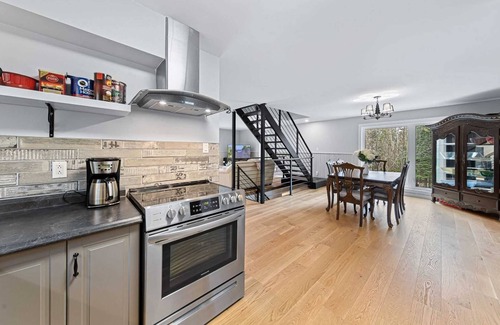 Hastings Highlands Cottage | Ultimate Lakeview Cottage Retreat: Hot Tub, Paddle & Play