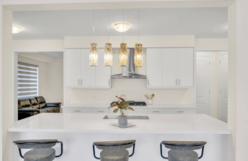 Kitchener House | Ultimate Luxe ~5BR & 5.5WR ~EV Charger ~Kitchener
