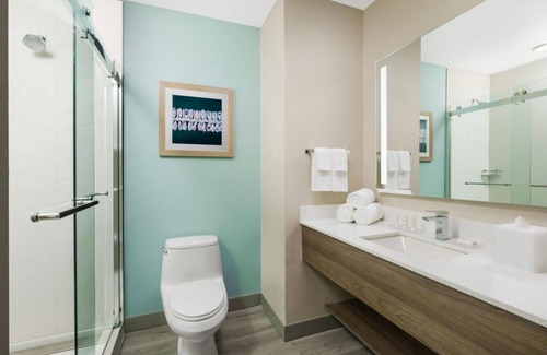 Marathon Hotel | Ultimate Marathon Key Getaway! Convenient Room, King Bed, Free Breakfast, Pool