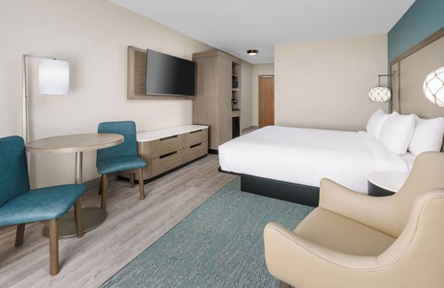 Marathon Hotel | Ultimate Marathon Key Getaway! Convenient Room, King Bed, Free Breakfast, Pool