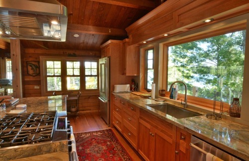 Bala Cottage | Ultimate Privacy! 2 Master Suites! Stunning views! 6 bdrm & Bunkie!