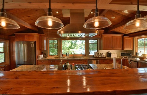 Bala Cottage | Ultimate Privacy! 2 Master Suites! Stunning views! 6 bdrm & Bunkie!