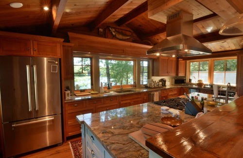 Bala Cottage | Ultimate Privacy! 2 Master Suites! Stunning views! 6 bdrm & Bunkie!