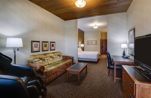 Sioux City Hotel | Ultimate Relaxation: Heated Pool & Whirlpool Suites in Historic Area