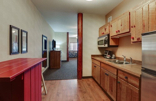 Sioux City Hotel | Ultimate Relaxation: Heated Pool & Whirlpool Suites in Historic Area