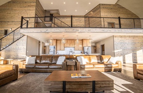 Ashton Cabin | Ultimate Retreat- 1 hr to Yellowstone- Hot tub+Theater+Pool Table+Air Hockey+Shu