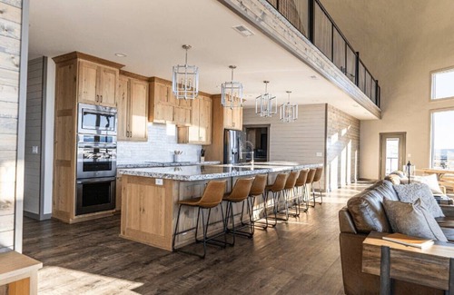 Ashton Cabin | Ultimate Retreat- 1 hr to Yellowstone- Hot tub+Theater+Pool Table+Air Hockey+Shu