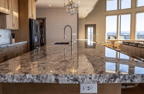 Ashton Cabin | Ultimate Retreat- 1 hr to Yellowstone- Hot tub+Theater+Pool Table+Air Hockey+Shu