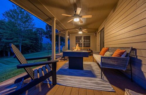 Sevierville Apartment | Ultimate Smoky Escape W Fun Games Hot tub & more