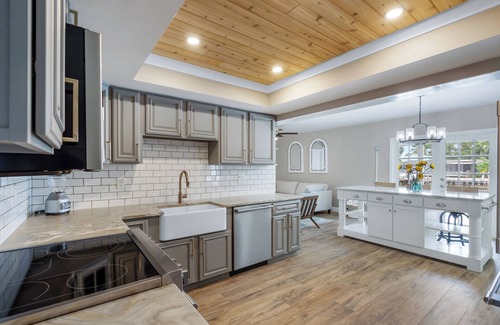 Bay Crest Park House | Ultimate Waterfront Oasis w/Heated Pool & Boat Dock