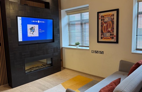 Leeds City Center Apartment | Ultra Central - Walk to it all - 4 Guests