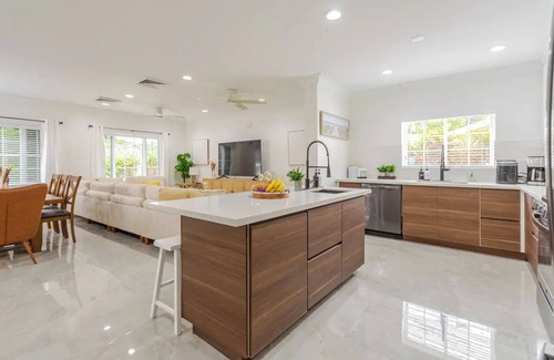 Nassau Villa | Ultra Comfort Bahamas Villa Getaway w/Private Pool, BBQ, PoolBar, Outdoor Dining