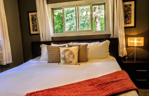 Boyne City House | Ultra Comfy, Spotless & Spacious, Private Home in Boyne, Dogs Ok, Walk to Town