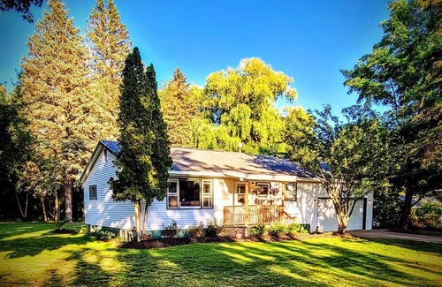 Boyne City House | Ultra Comfy, Spotless & Spacious, Private Home in Boyne, Dogs Ok, Walk to Town
