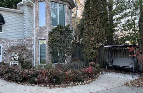 Fletcher House | Ultra-Convenient Private Oasis HOT TUB FIRE PIT Yoga~Gym 5 Bdrm~4 Bath