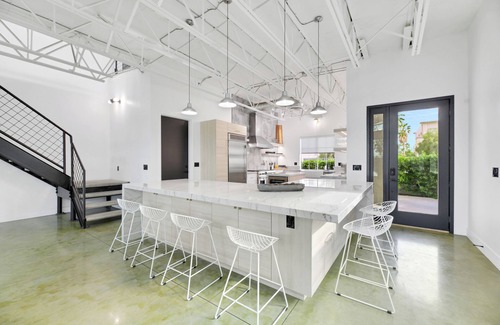 Canyon Gate Villa | Ultra Luxe & Modern Loft Villa - 15 Mins to Strip