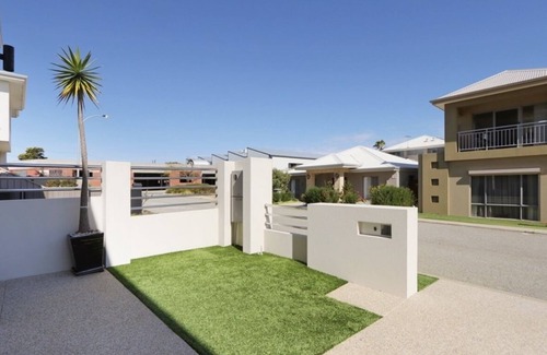 Beaconsfield Villa | Ultra Modern Villa Walk To The Beach