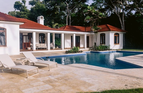 Cabrera Villa | Ultra private Orchid Bay beachfront paradise -Weekly discounts