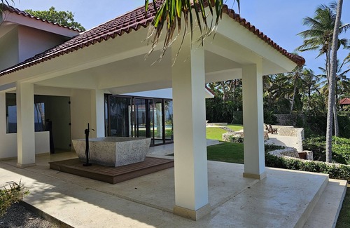 Cabrera Villa | Ultra private Orchid Bay beachfront paradise -Weekly discounts