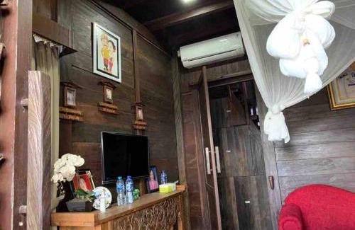 Mambal House | Umah Kayu, 2 bedroom with parking area and kitchen