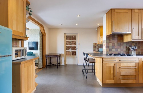 Teignmouth House | Umbrella Pines - Sea Views & Private Path to beach
