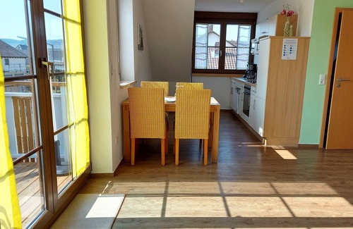 Nordheim a. Main Apartment | Umgebung Volkacher Mainschleife - Modernes Galerie-Appartement mit Balkon & Wohnküche