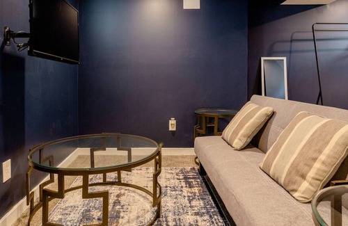 Kansas City Apartment | UMKC Downstairs KC BlueRoom Min to UMKC Plaza Private Entrance