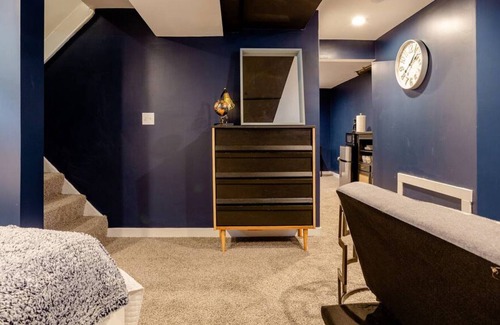 Kansas City Apartment | UMKC Downstairs KC BlueRoom Min to UMKC Plaza Private Entrance