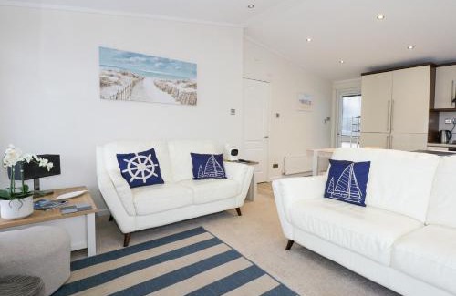 Mynytho House | Un Diwrnod One Day The Warren T22