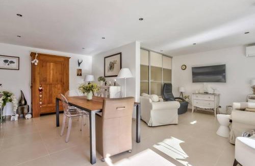 Mandelieu-La-Napoule Apartment | Un vrai nid douillet ! 2 Piscines - Jardin - 2 chambres