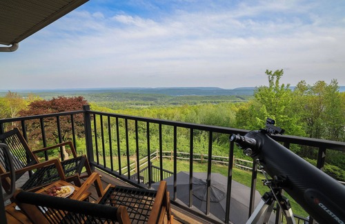 Jim Thorpe Cabin | UNBEATABLE MOUNTAIN VIEWS, Tons Of Outdoor Space, Hot Tub, Close To Jim Thorpe!