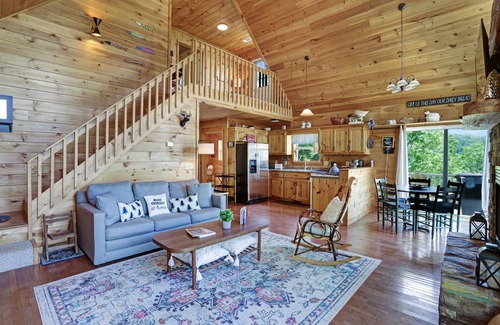 Hayesville Cabin | Unbelievable-Hot Tub-Gas Fireplace-4x4 Needed