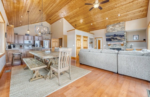 Waynesville Cabin | Unbelievable Views, Hot Tub, Fire Pit, Fire Table, Indoor Fireplace