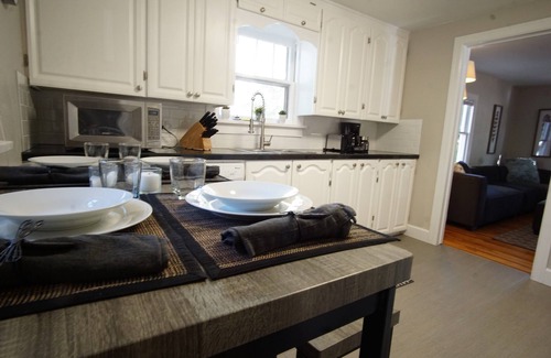 Greeley House | UNC Hideaway | King Beds, Backyard & Bicycles