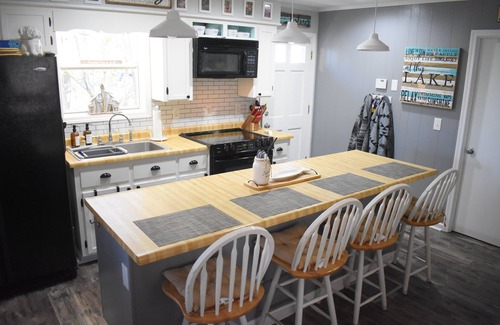 Martin House | Uncork, Unwind, Relax @ this family & pet friendly Lake home #2