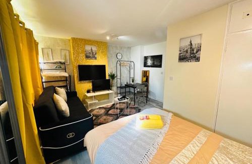 Tower Hamlets Apartment | UNDER NEW MANAGEMENT Studio apartment in London, Bethnal Green
