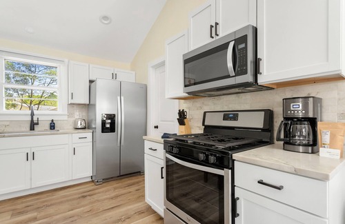 North Charleston House | Under The Live Oaks: Where Peacefulness Abounds